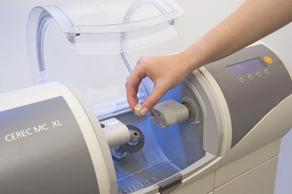 Протезирование зубов - технология CEREC.